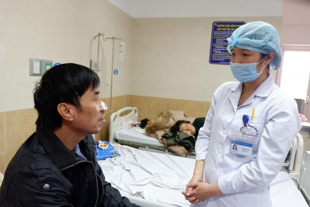 BS Lê Thúy An, khoa Phẫu thuật tạo hình - Thẩm mỹ thăm khám cho ông X. Ảnh: Dân Trí