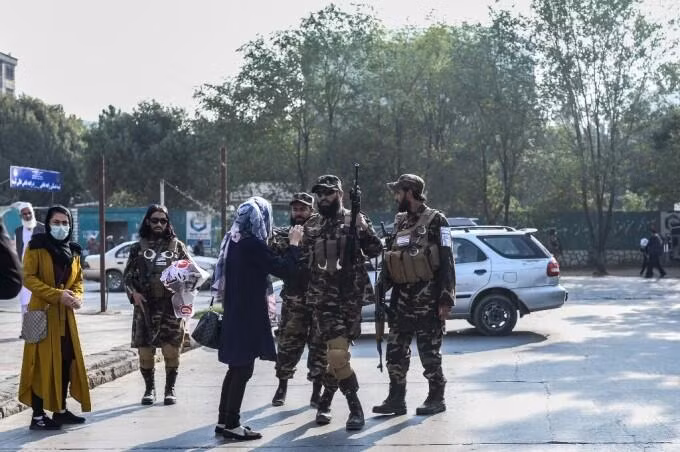 Các thành viên Taliban ngăn nhóm người biểu tình bên ngoài trường trung học ở Kabul hôm 30-9