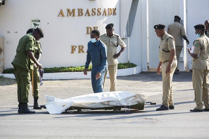 Lực lượng an ninh Tanzania di chuyển thi thể kẻ tấn công bên ngoài Đại sứ quán Pháp