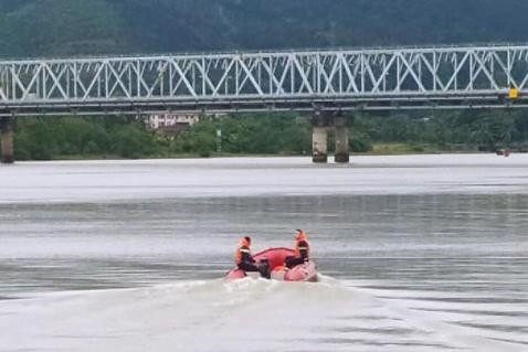 Lực lượng chức năng tổ chức tìm kiếm nạn nhân. Ảnh: Công an cung cấp Lực lượng chức năng tổ chức tìm kiếm nạn nhân. Ảnh: Công an cung cấp