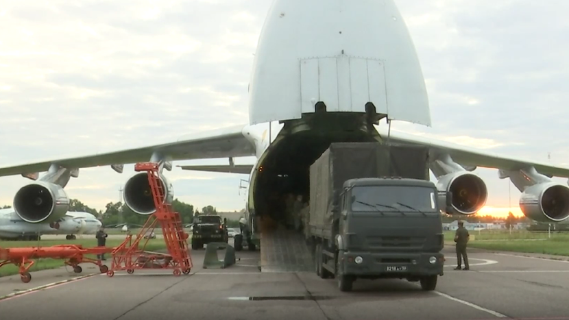 Lô hàng viện trợ của Nga bao gồm thực phẩm, đồ bảo hộ và hơn 1 triệu khẩu trang y tế Lô hàng viện trợ của Nga bao gồm thực phẩm, đồ bảo hộ và hơn 1 triệu khẩu trang y tế