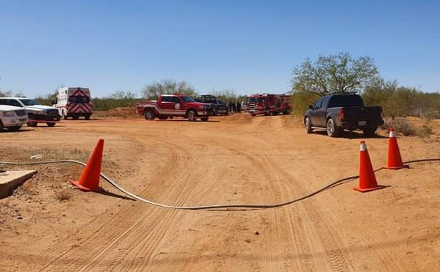 Lực lượng y tế và cứu hỏa có mặt tại hiện trường vụ rơi máy bay