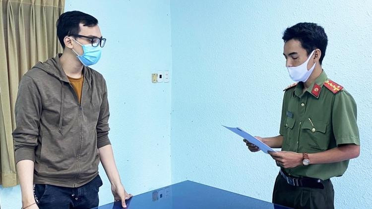 Bị cáo Dương Tấn Hậu không tuân thủ quy định phòng chống dịch Covid-19 khi cách ly tại Trung tâm y tế của Vietnam Airlines và nơi cư trú. Nguồn: vov.vn