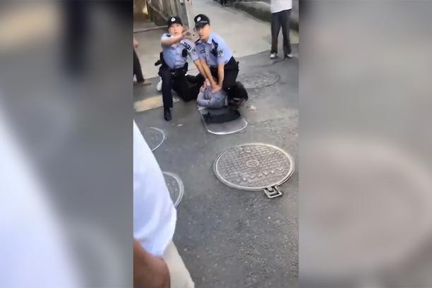 Cảnh sát Trung Quốc khống chế nghi phạm đâm dao tại thành phố An Khánh, tỉnh An Huy, ngày 5-6-2021