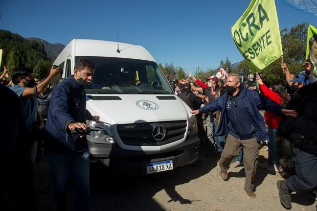 Đoàn xe chở Tổng thống Alberto Fernandez bị tấn công