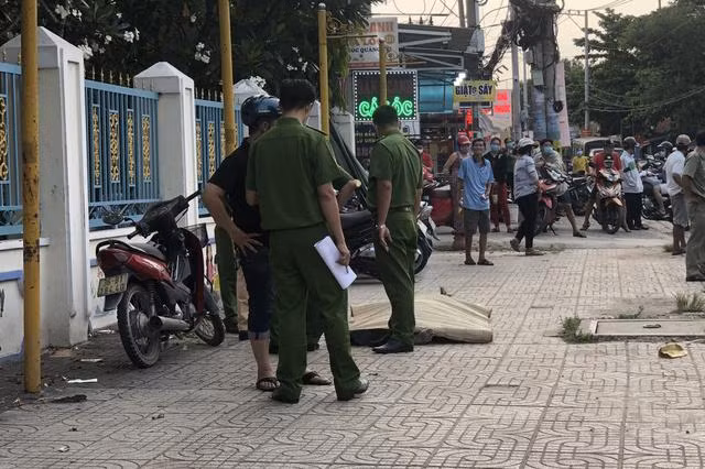 Hiện trường nơi người đàn ông ngã xuống lề đường tử vong. Ảnh: Dân Trí