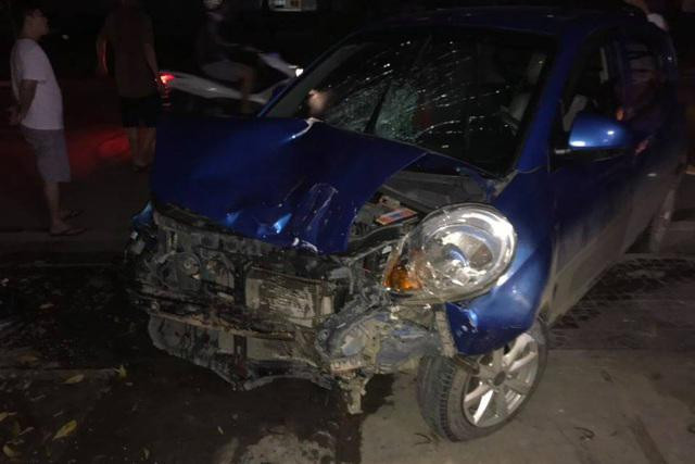 Chiếc xe ô tô bị hư hỏng nặng trong vụ tai nạn xảy ra tối 16-3. Nguồn: dantri.com.vn