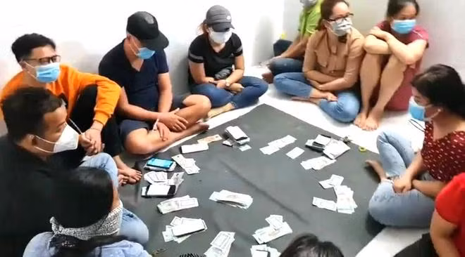 Cảnh sát bắt quả tang các nghi phạm đang đánh bạc. Ảnh: Công an cung cấp