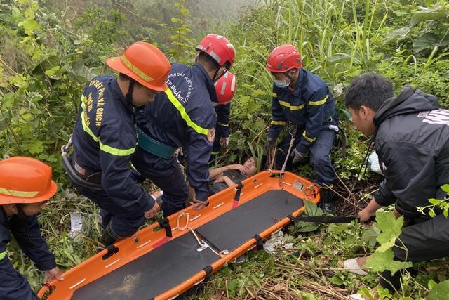 Lực lượng chức năng sơ cứu, đưa nạn nhân ra khỏi vực và chuyển đến bệnh viện. Nguồn: dantri.com.vn