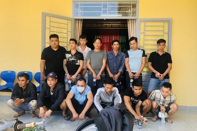 Các "con bạc" bị công an khống chế bắt giữ đưa về trụ sở làm việc. Ảnh: Dân Trí