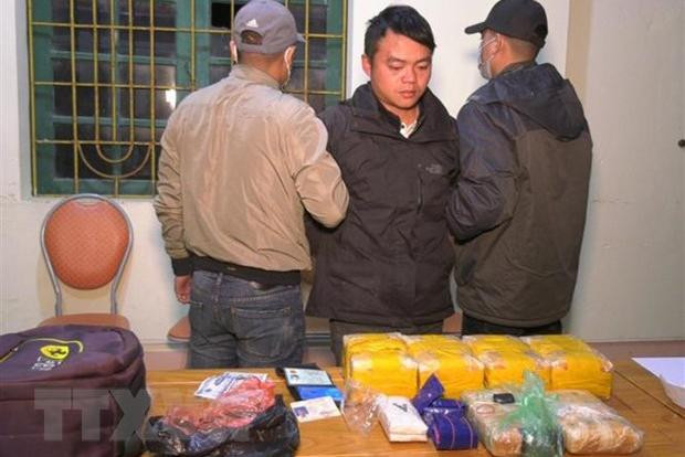 Đối tượng Mùa A Cháng tại cơ quan cảnh sát điều tra. Ảnh: TTXVN