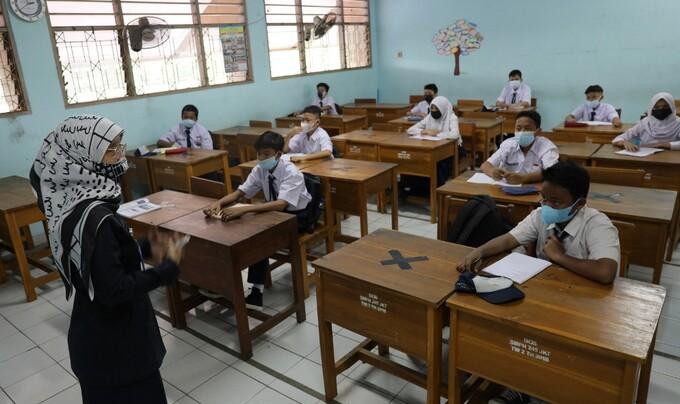 Học sinh tới trường ở Jakarta hôm 30-8 Học sinh tới trường ở Jakarta hôm 30-8