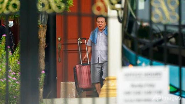 Một nhà ngoại giao Triều Tiên vận chuyển đồ lên xe buýt trước khi rời đi ngày 21-3 Một nhà ngoại giao Triều Tiên vận chuyển đồ lên xe buýt trước khi rời đi ngày 21-3