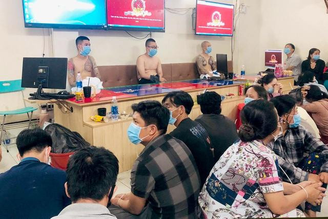 Hàng chục đối tượng tụ tập đánh bạc bất chấp dịch Covid-19 đang diễn biến phức tạp. Ảnh: Dân Trí