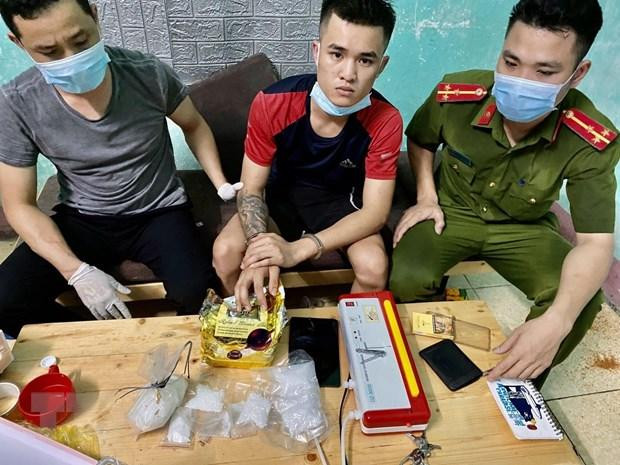 Đối tượng Đoàn Văn Nam và tang vật thu được. Ảnh: TTXVN