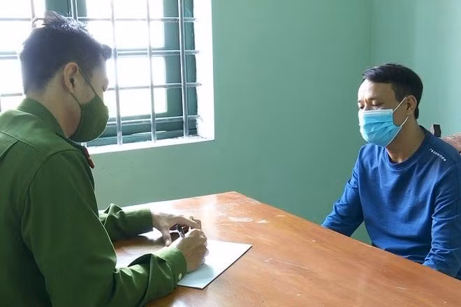 Đối tượng Hoa Văn Thám tại cơ quan công an