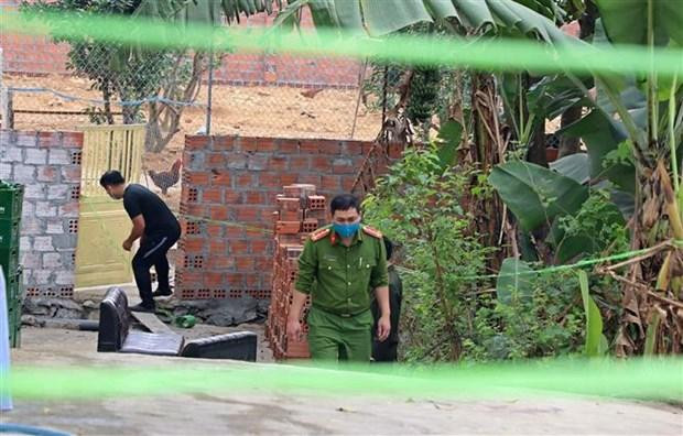 Cơ quan chức năng tiến hành khám nghiệm hiện trường vụ án. Ảnh: TTXVN