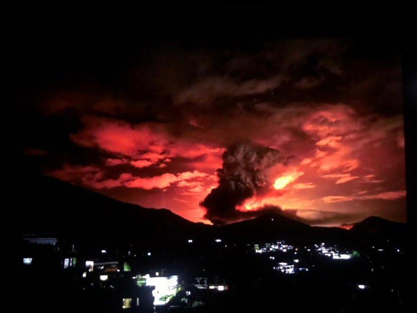 Bầu trời đêm thành phố Kabul chuyển sang màu đỏ do vụ hỏa hoạn