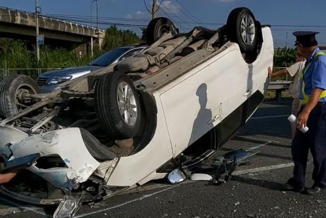 Xe ô tô 7 chỗ bị lật ngửa sau va chạm. Ảnh: Dân Trí