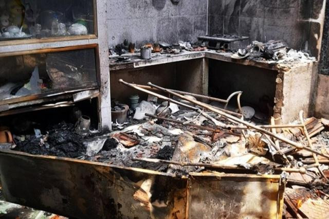 Nhiều tài sản trong nhà chị K. bị lửa thiêu rụi, hư hỏng hoàn toàn. Ảnh: VKSND Phú Yên Nhiều tài sản trong nhà chị K. bị lửa thiêu rụi, hư hỏng hoàn toàn. Ảnh: VKSND Phú Yên