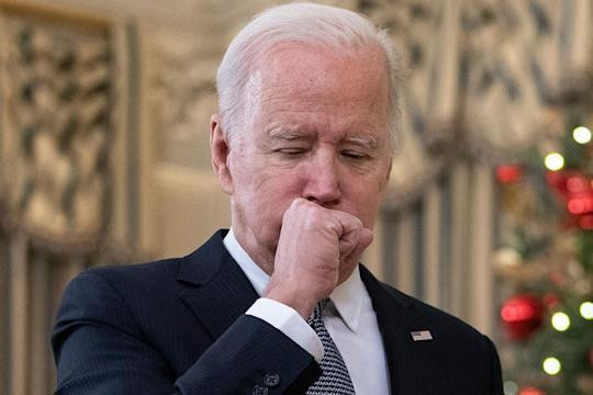 Tổng thống Mỹ Joe Biden nhiều lần ho khi phát biểu tại Nhà Trắng