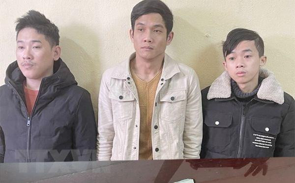 Các đối tượng cùng tang vật vụ án. Ảnh: TTXVN Các đối tượng cùng tang vật vụ án. Ảnh: TTXVN