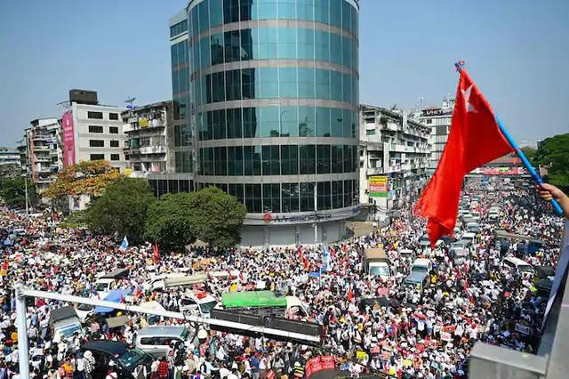 Thành phố Yangon tê liệt do tổng đình công ngày 22-2