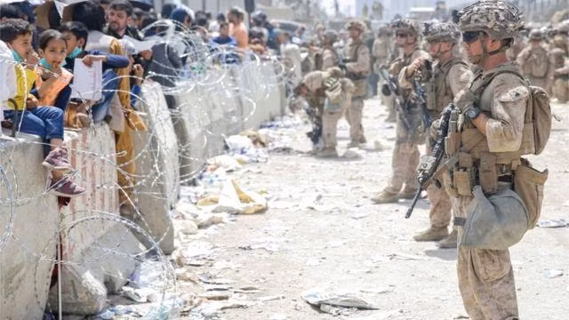 Binh sĩ Mỹ làm nhiệm vụ bảo vệ an ninh tại sân bay ở Kabul, Afghanistan