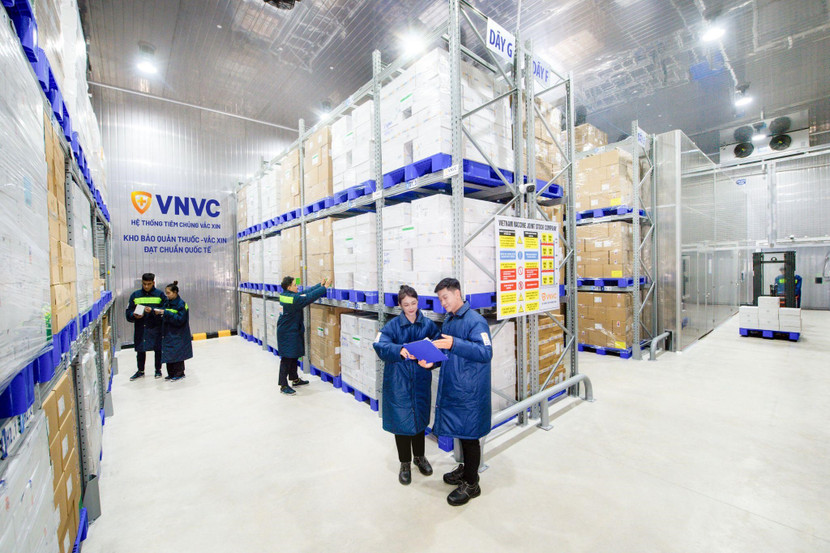 VNVC có hệ thống hàng trăm kho lạnh, dây chuyền lạnh bảo quản vắc xin an toàn, chất lượng cao đạt chuẩn quốc tế GSP tại mỗi trung tâm. Ảnh: Hà Châu