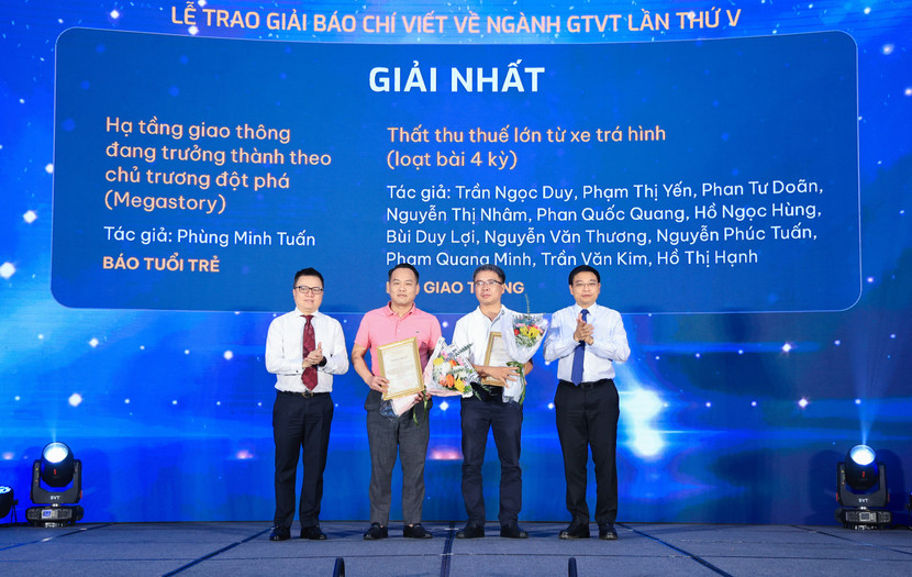 Ông Lê Quốc Minh, Phó Trưởng ban Tuyên giáo Trung ương, Chủ tịch Hội Nhà báo Việt Nam, Tổng biên tập Báo Nhân dân và ông Nguyễn Văn Thắng, Bộ trưởng Bộ GTVT trao giải Nhất cho các tác giả