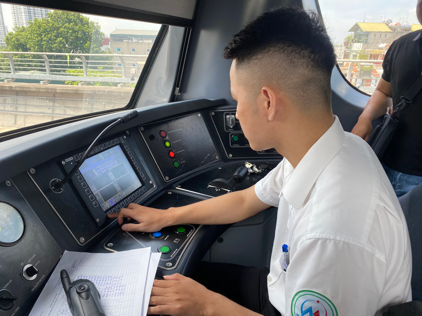 Lái tàu vận hành metro Nhổn- Ga Hà Nội đã sẵn sàng để chạy tàu thương mại