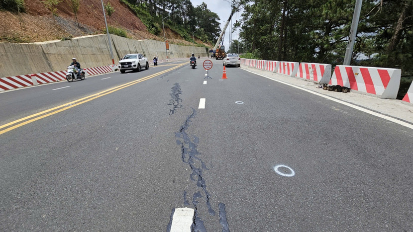 Mặt đường đèo Prenn xuất hiện vết nứt
