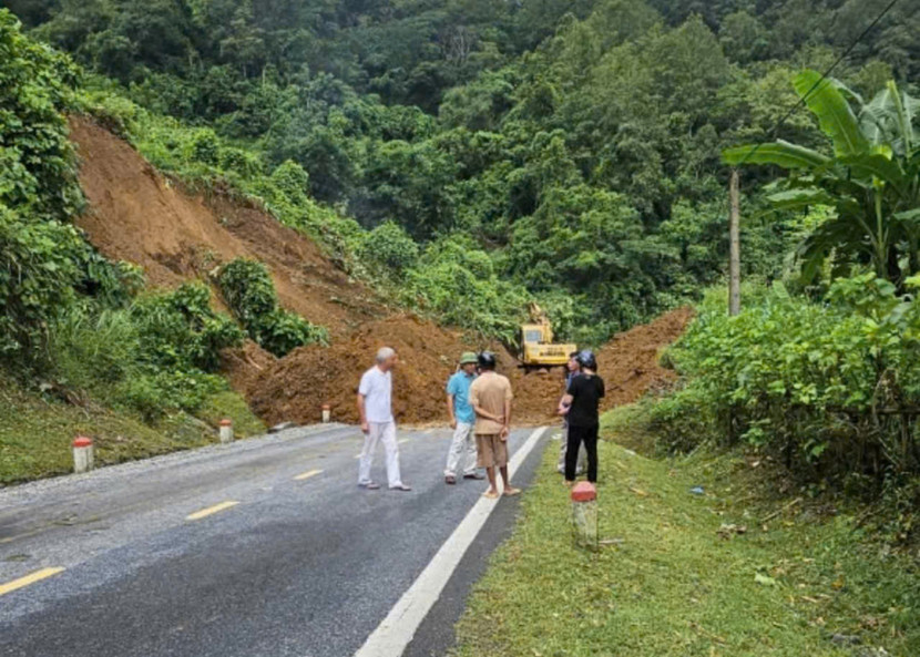 Quốc lộ 3 qua Cao Bằng sạt lở nghiêm trọng do mưa lớn kéo dài nhiều ngày, giao thông qua đây tê liệt Quốc lộ 3 qua Cao Bằng sạt lở nghiêm trọng do mưa lớn kéo dài nhiều ngày, giao thông qua đây tê liệt