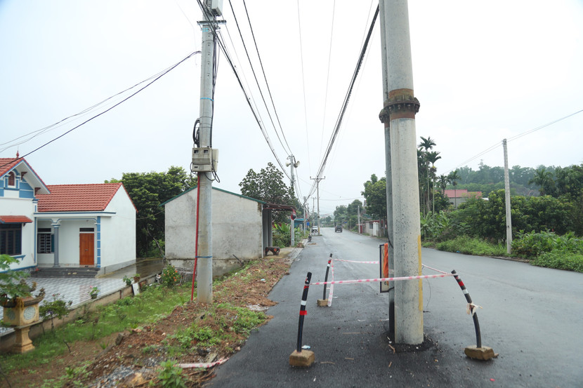 Đoạn thi công xong rồi thì cột điện nằm chình ình giữa đường Đoạn thi công xong rồi thì cột điện nằm chình ình giữa đường