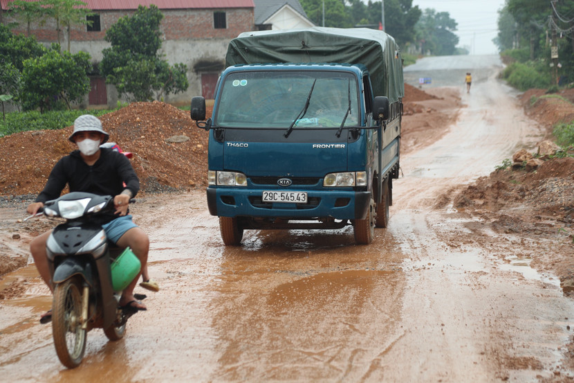 Tỉnh lộ 414C thi công chậm trễ, kéo dài ảnh hưởng nghiêm trọng đến đời sống người dân Tỉnh lộ 414C thi công chậm trễ, kéo dài ảnh hưởng nghiêm trọng đến đời sống người dân