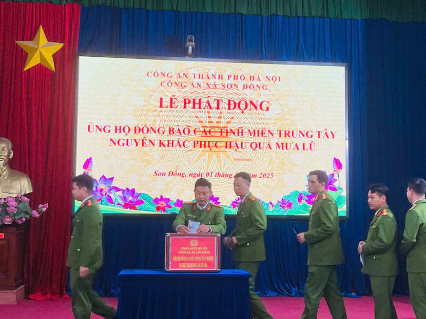 Cán bộ, chiến sĩ Công an xã Sơn Đồng ủng hộ đồng bào miền Trung và Tây Nguyên
