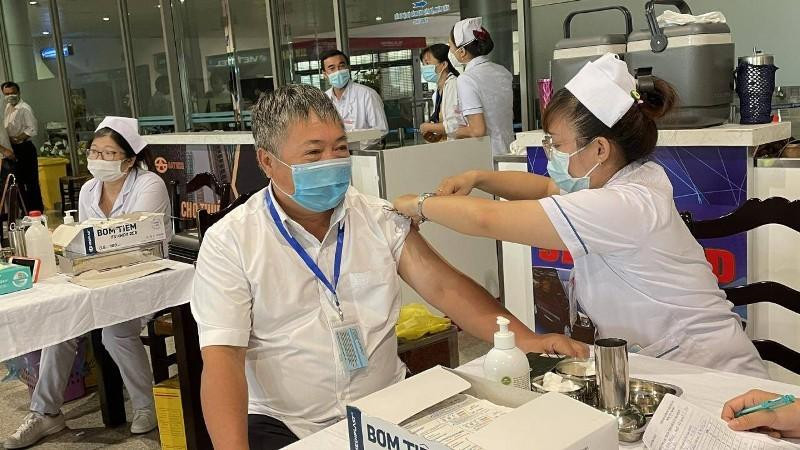 Nhân viên sân bay Tân Sơn Nhất tiêm phòng vaccine-19 Nhân viên sân bay Tân Sơn Nhất tiêm phòng vaccine-19
