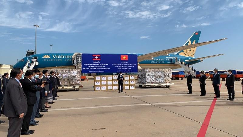 Lễ trao tặng vật tư, thiết bị y tế tại sân bay quốc tế Vắt-tày, Thủ đô Viêng Chăn của Lào