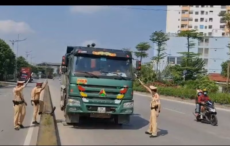 Lực lượng CSGT Hà Nồi kiểm tra, xử lý xe quá tải trên địa bàn huyện Chương Mỹ