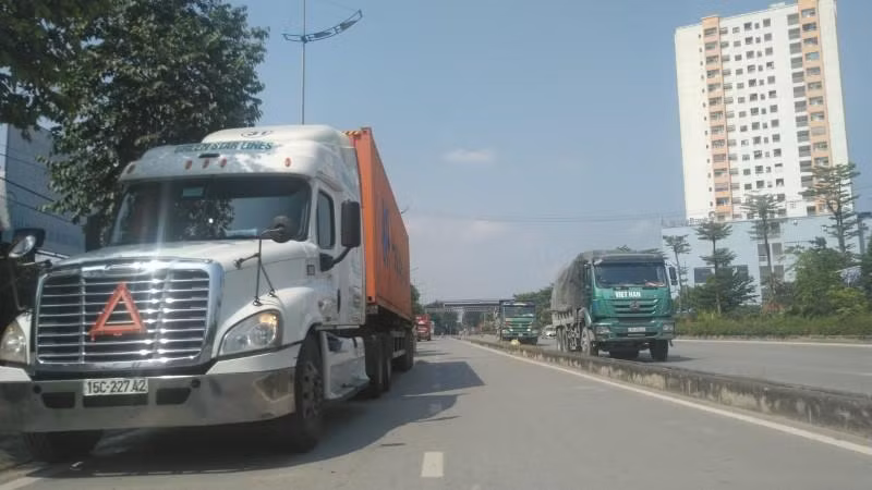 Xe quá tải tái xuất trên nhiều cung đường Hà Nội