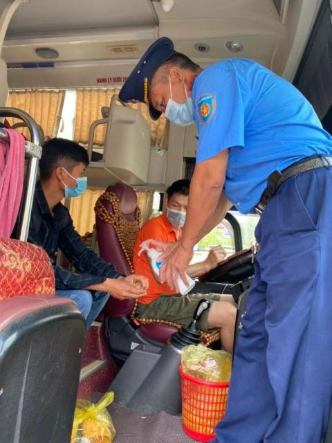 Kiểm tra phòng dịch Covid-19 trên xe khách liên tỉnh