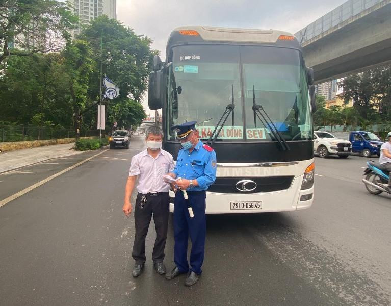 Lực lượng thanh tra GTVT Hà Nội kiểm tra việc phòng dịch Covid-19 đối với phương tiện chở khách theo hợp đồng