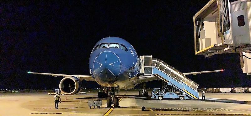 Và lên siêu tàu bay đi Nhật vào sáng sớm nay, 27/5