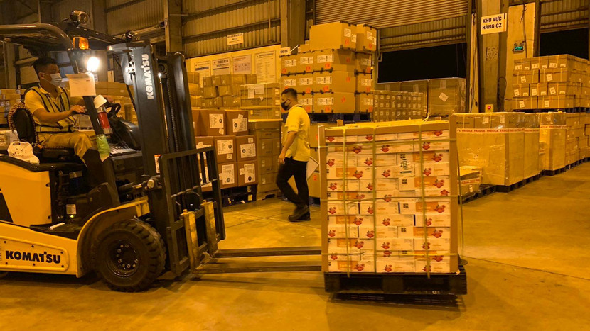 Vải thiều Bắc Giang tại kho lạnh sân bay