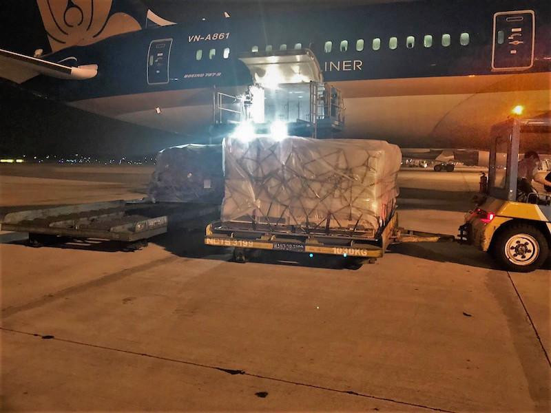 ...được vận chuyển ra sân bay