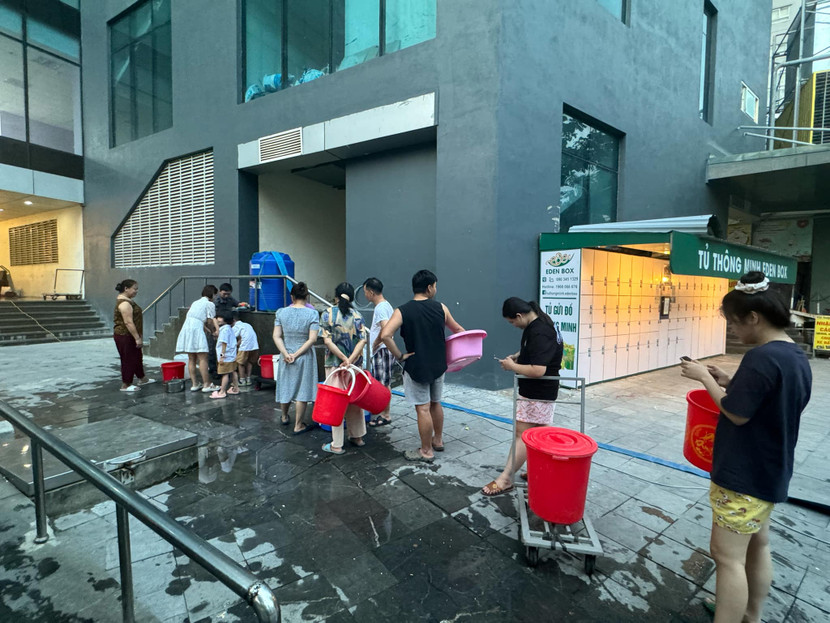 Người dân một khu đô thị phía Tây Hà Nội xếp hàng chờ nước sạch trong chiều 14/10