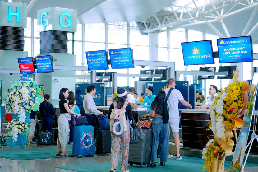 Đường bay thẳng đầu tiên kết nối Hà Nội và Phnom Penh vừa được Vietnam Airlines khai thác Đường bay thẳng đầu tiên kết nối Hà Nội và Phnom Penh vừa được Vietnam Airlines khai thác