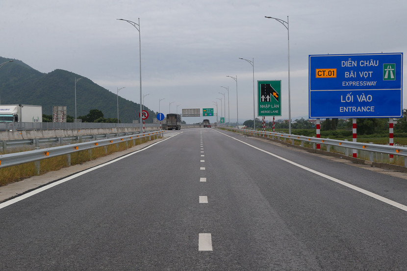 Cao tốc Diễn Châu- Bãi Vọt miễn phí đường bộ cho các phương tiện chở hàng hoá cứu trợ vùng lũ lụt
