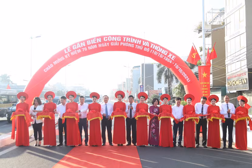 Lãnh đạo HĐND và UBND TP Hà Nội cùng các Sở, ngành và UBND quận Tây Hồ cắt băng thông xe 2 dự án mở đường Âu Cơ và Xuân Diệu