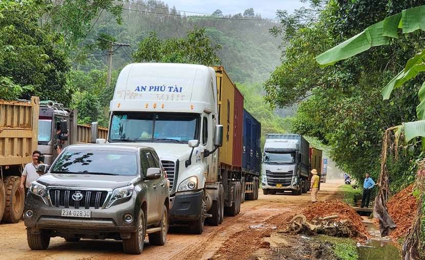 Cơ bản đã thông xe quốc lộ 2 đoạn sạt lở thôn Nậm Buông, xã Việt Vinh, huyện Bắc Quang, Hà Giang
